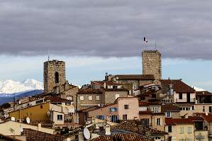 Les toits du Vieil Antibes Les Alpes enneigés, Cathédrale Notre-Dame de immaculée Conception et le Musée Picasso