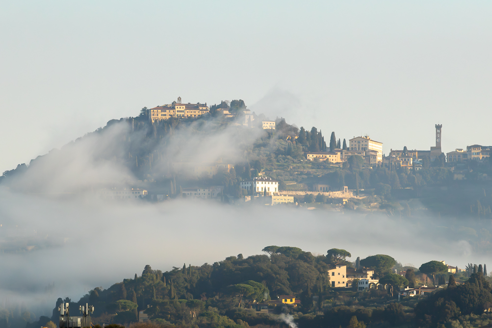 Fiesole et le couvent San Francesco dans la brume 