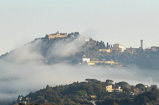 Fiesole et le couvent San Francesco dans la brume