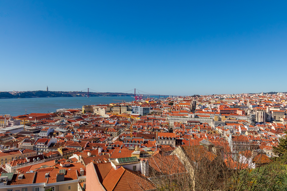 Vue sur les toits de Lisbonne Vue sur les toits de Lisbonne avec le Tage et le pont du 25 Avril