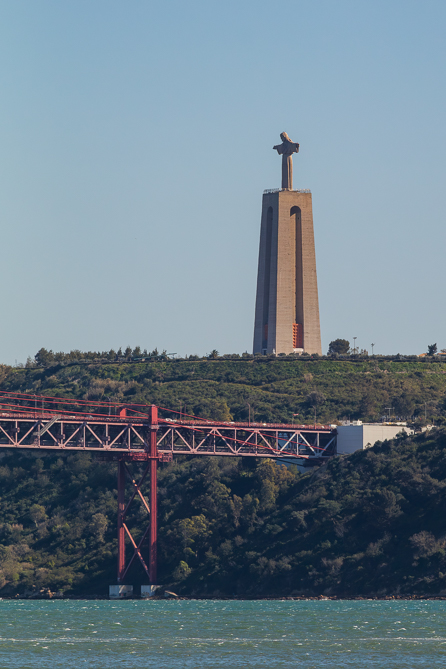 Le Christ Roi La statue du Christ Roi (Cristo Rei) sur la rive du Tage à Lisbonne