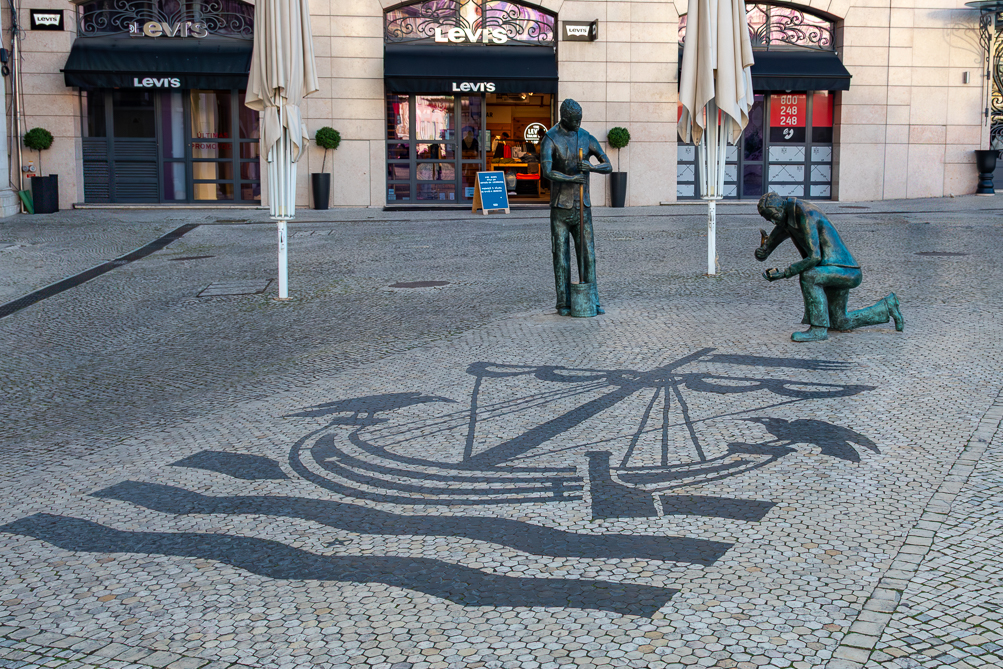 Hommage aux pavés Statues rendant hommage aux paveurs de Lisbonne