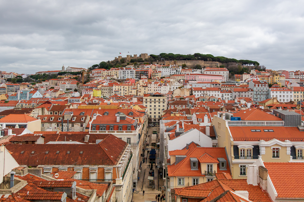 Vue de Lisbonne Vue de Lisbonne et du château Saint-Georges depuis le sommet de l'ascenseur de Santa Justa