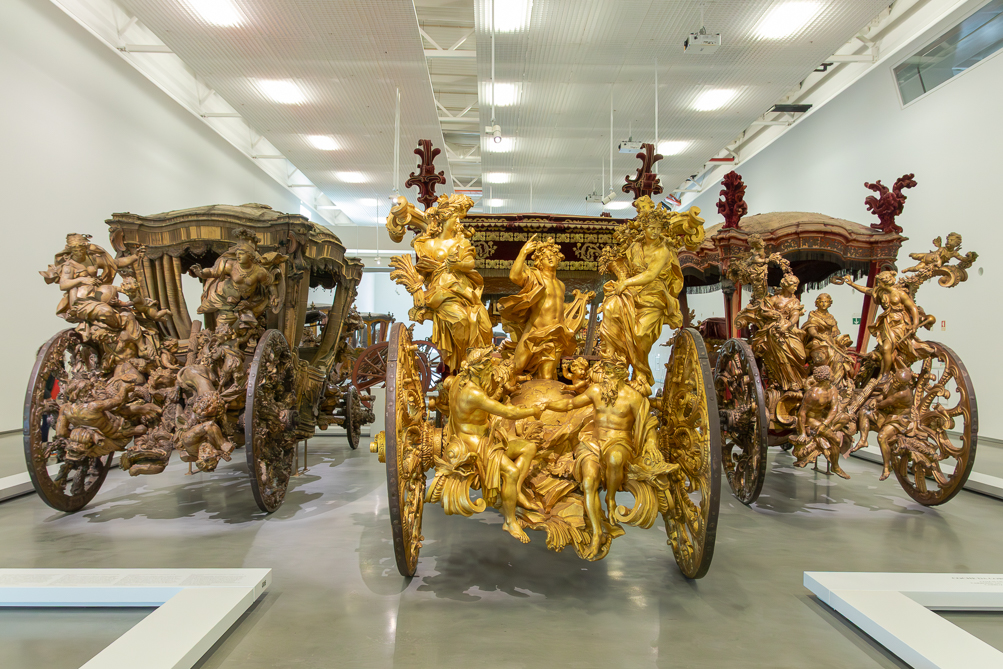 Le Musée des Carrosses L'arrière de 3 carrosses au musée national des Carrosses à Lisbonne