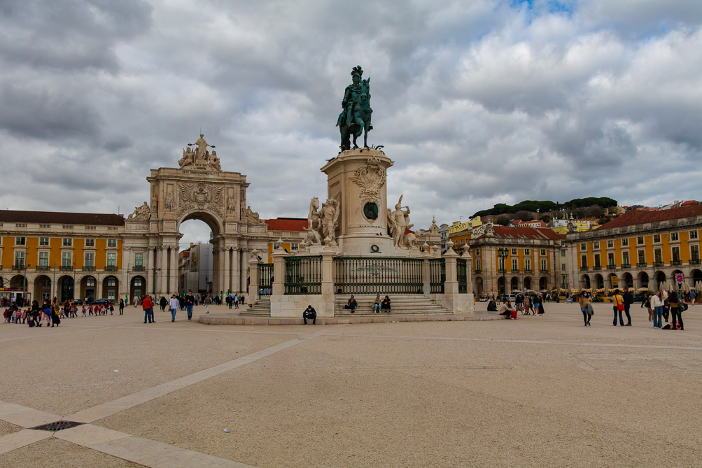 Place du Commerce Place du Commerce avec la statue de saint Joseph à Lisbonne