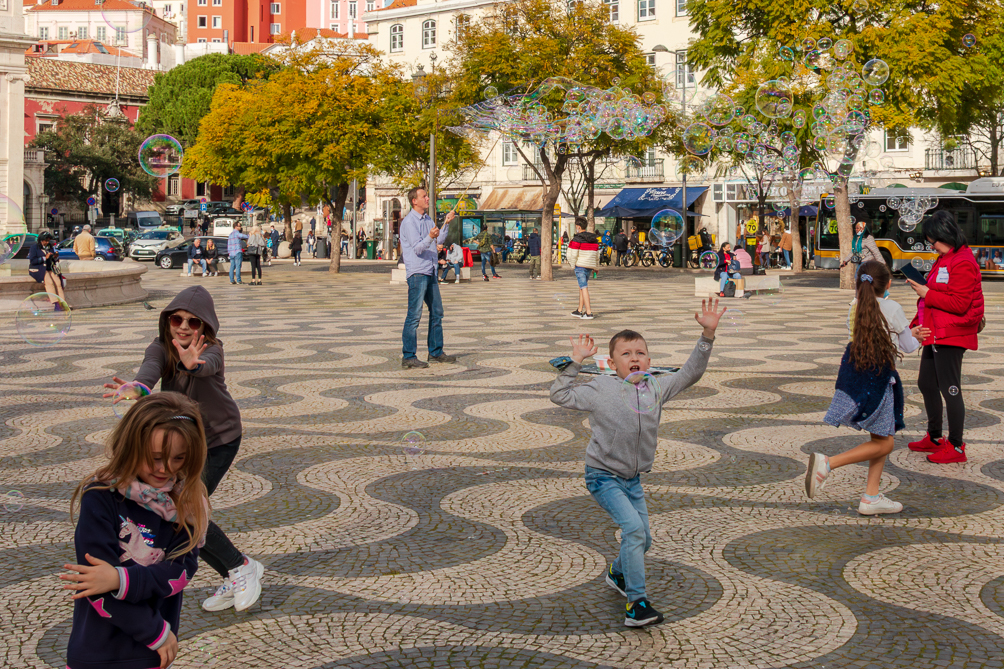 Place du Rossio Enfants jouant avec les bulles de savon sur la place du Rossio a Lisbonne