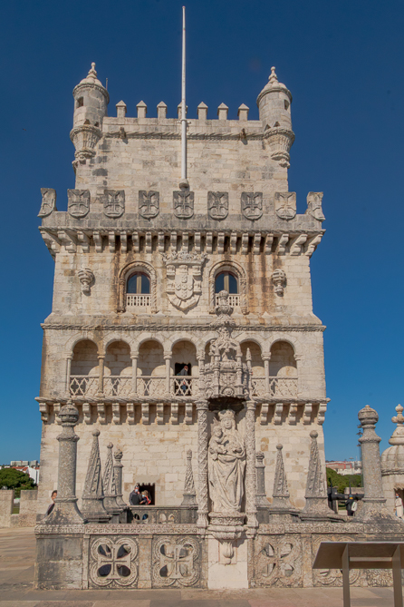 Statue de la Vierge Statue de la Vierge à l'enfant devant la tour de Belém à Lisbonne