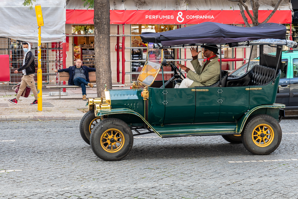 Voiture rétro Voiture rétro dans les rues de Lisbonne