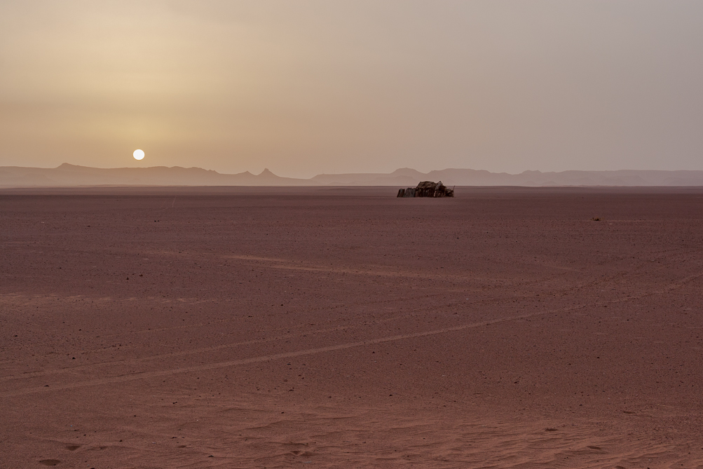 Levé de soleil dans le désert 