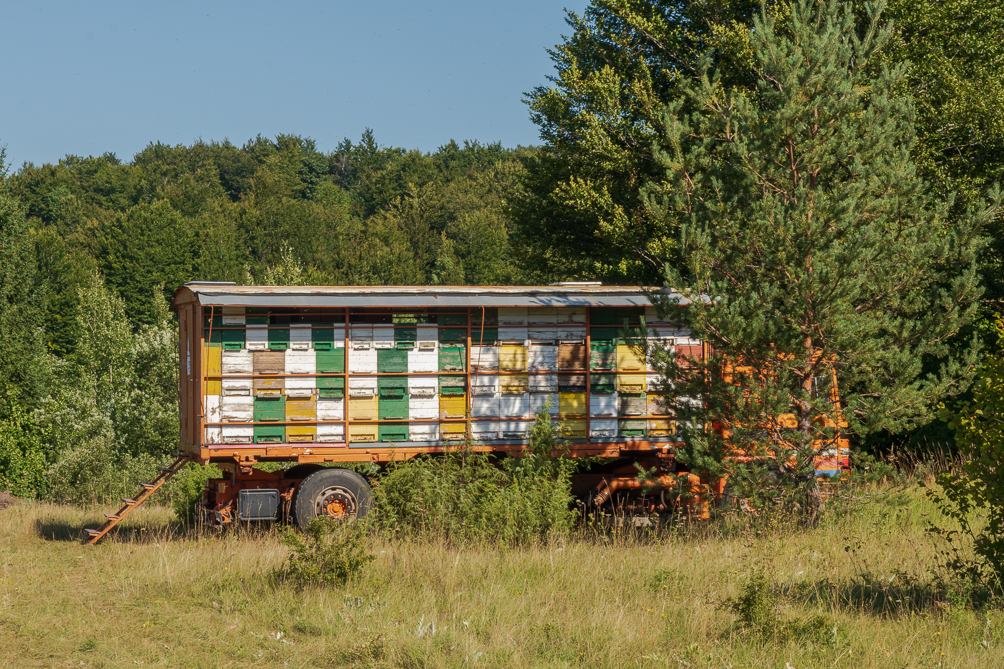 Camion de ruches Un camion de ruches dans la campagne croate