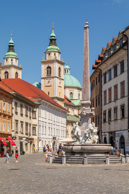 La fontaine Robba La fontaine Robba et la cathédrale Saint-Nicolas de Ljubljana
