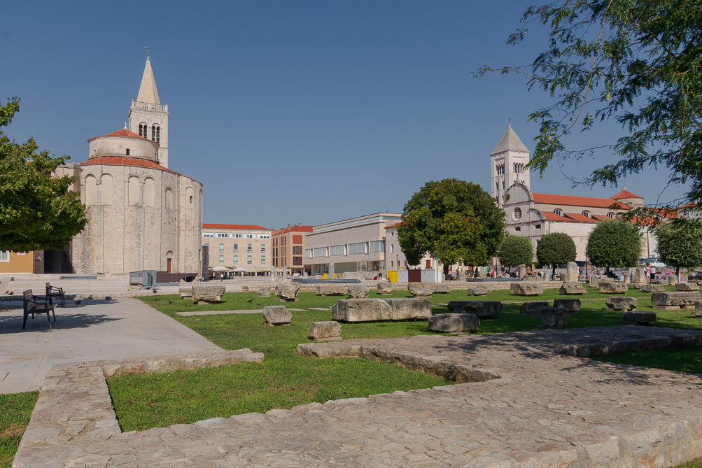 Forum de Zadar Vestiges du forum de Zadar et l'église Saint-Donat