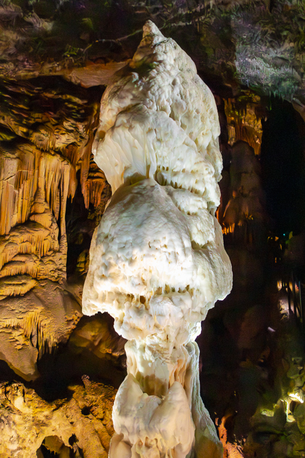 Grotte de Postojna La grande stalagmite de la grotte de Postojna en Slovénie