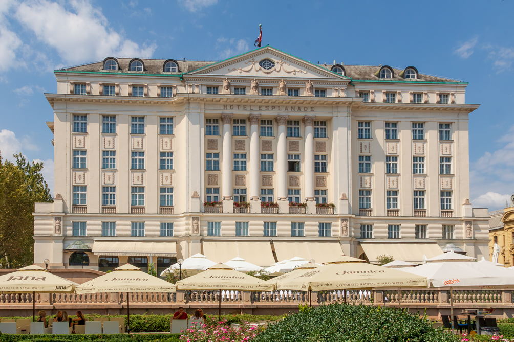 Hôtel Esplanade Hôtel Esplanade, est un hôtel de luxe historique de Zagreb,