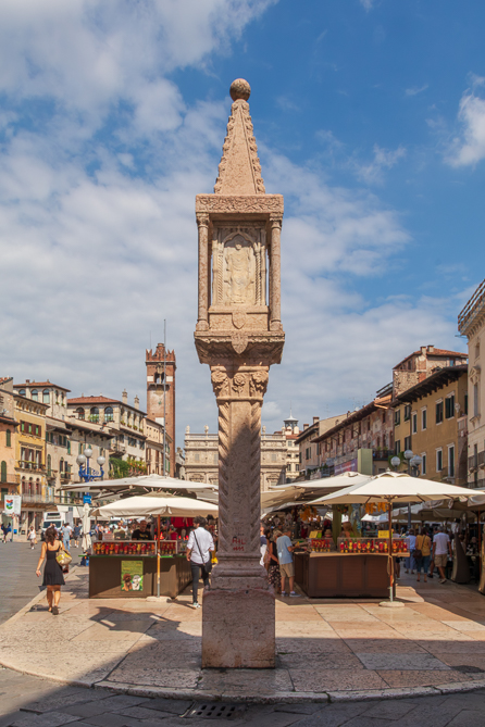 Piazza delle Erbe La Colonne Visconti et la Tour des Lamberti sur la piazza delle Erbe à Vérone