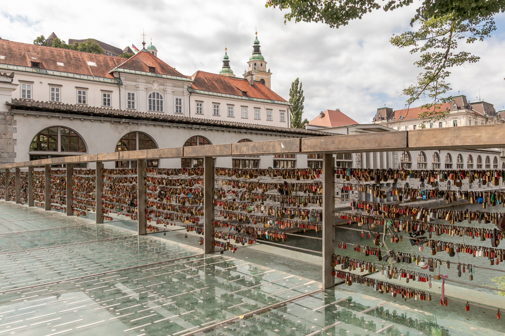 Pont des bouchers Le pont des bouchers passerelle traversant la rivière Ljubljanica à Ljubljana