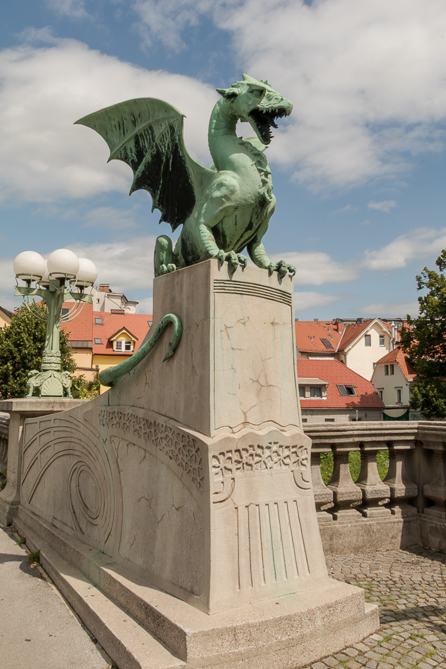 Pont des Dragons Statue de dragon sur le pont des Dragons traversant la rivière Ljubljanica à Ljubljana