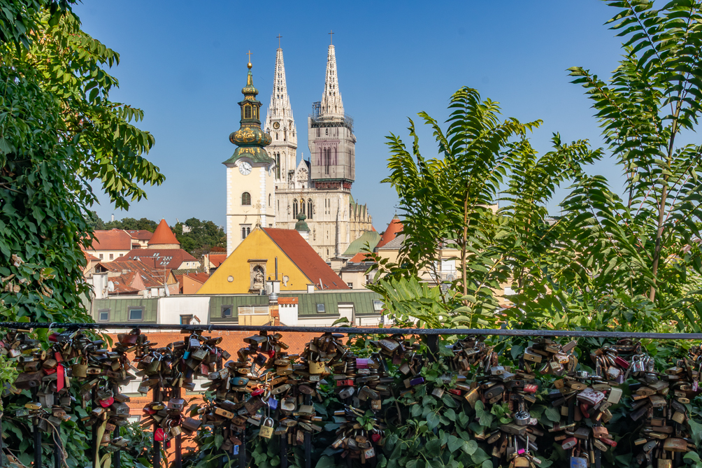 Promenade Strossmayer Belle vue sur la cathédrale de la cathédrale de Zagreb en montant la promenade Strossmayer