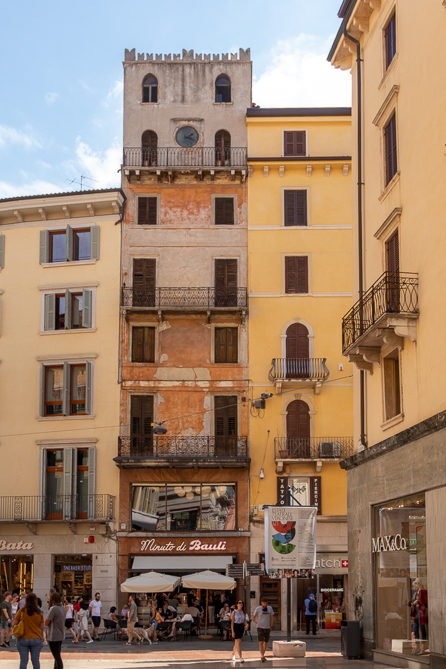 Rue de Vérone A l'angle de la Via Cappello et de la Via Giuseppe Mazzini à Vérone