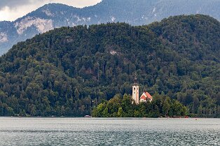 Le lac de Bled L'église posée sur le lac de Bled en Slovénie
