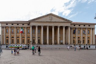 Palais Barbieri Le palais Barbieri est un palais situé dans le centre historique de Vérone