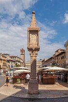 Piazza delle Erbe La Colonne Visconti et la Tour des Lamberti sur la piazza delle Erbe à Vérone