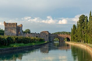 Pont Visconti Le pont Visconti de à Borghetto sur la rivière Mincio
