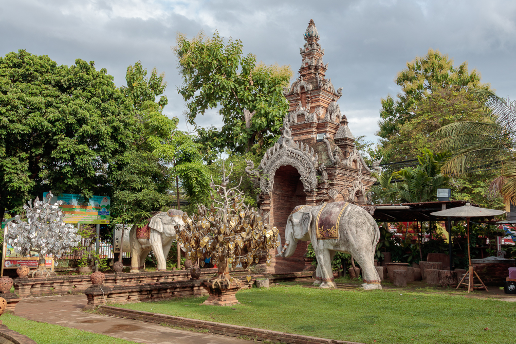 Entrée du Wat Lok Moli Jardin du Wat Lok Moli à Chiang Mai