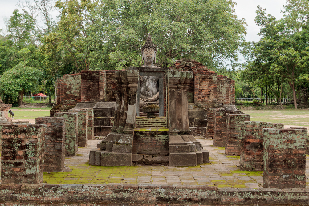 Le Viharn du Wat Si Chum Le Viharn du Wat Si Chum, dans le parc historique Sukhothai