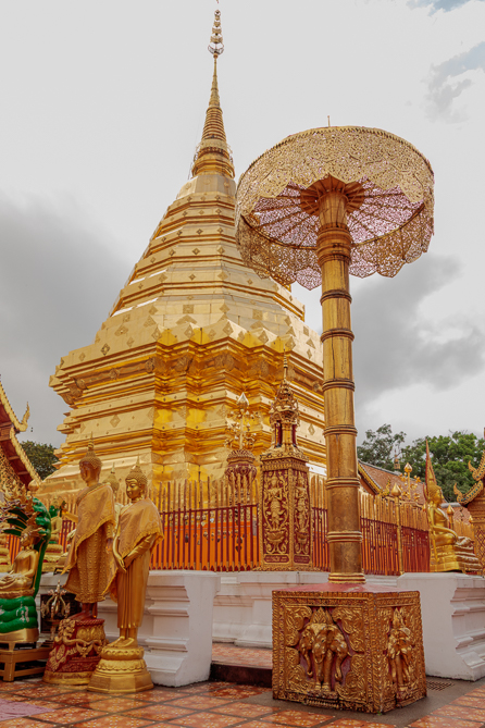 Le chedi du Wat Phra That Doi Suthep Le chedi (stupa) du Wat Phra That Doi Suthep à Chiang Mai est un temple bouddhiste Theravada