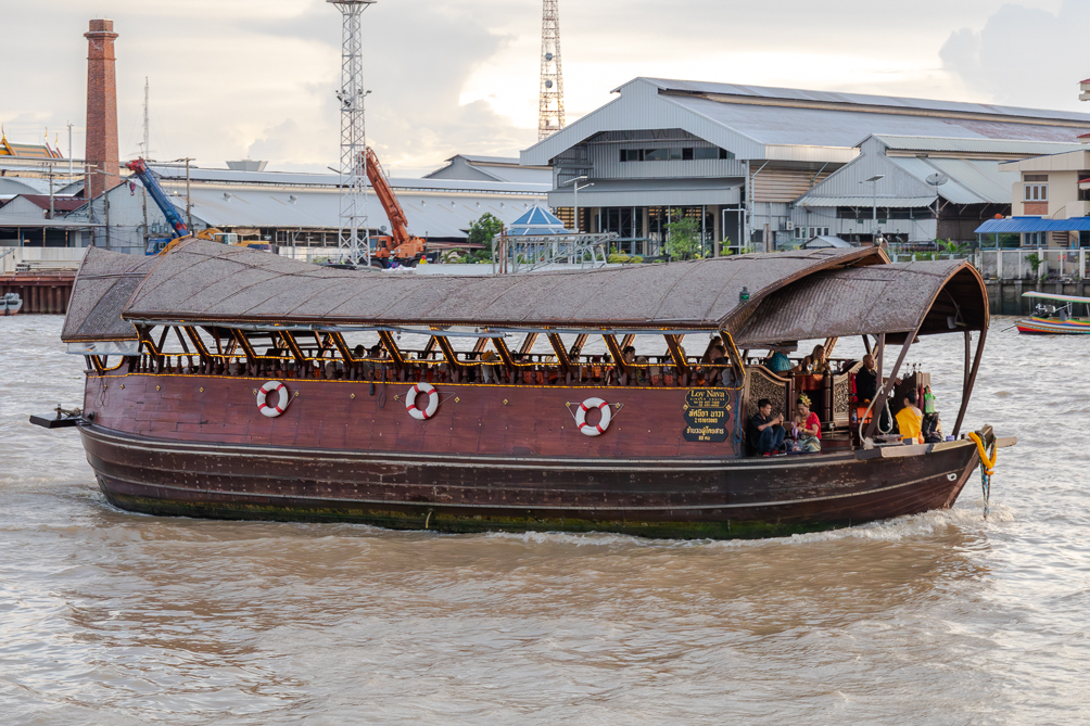 Barge de riz antique Une barge de riz antique sur le fleuve Chao Phraya à Bangkok