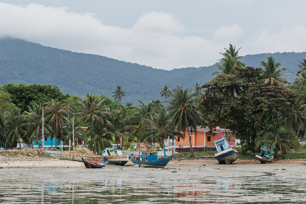 Bateaux de pêche Bateaux de pêche à marée basse sur l'ile de Ko Pha-ngan