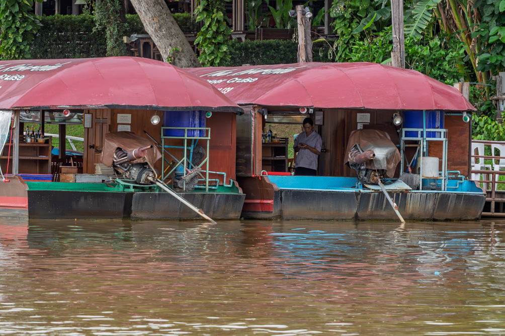 Bateaux Mae Ping River Embarcadère des bateaux de dîner-croisière sur la rivière Ping de Chiang Mai