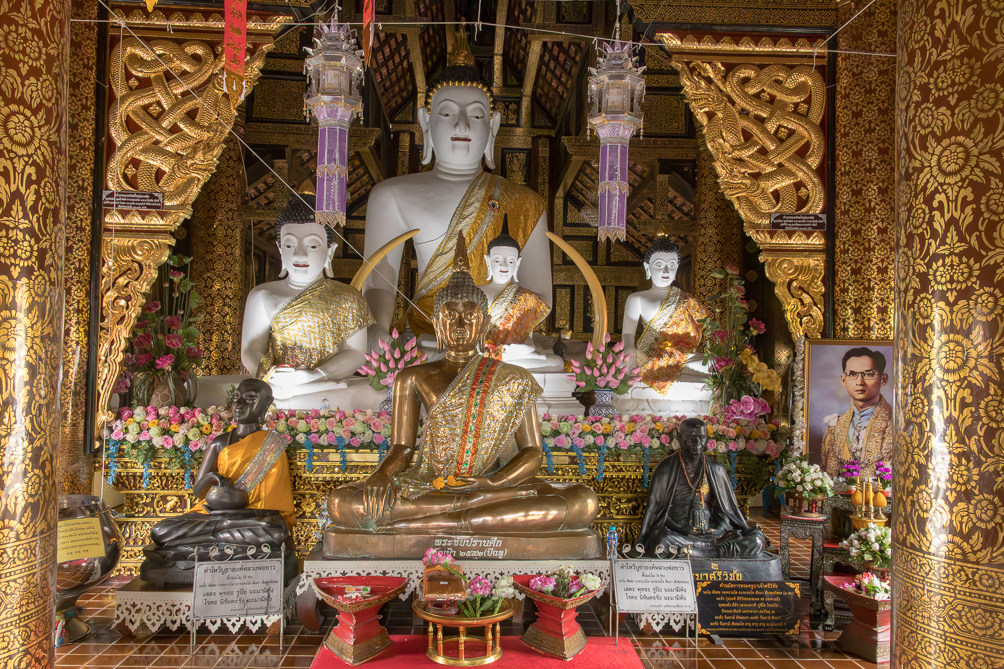 Bouddha blanc, Inthakhin Sadue Muang Statues de Bouddha blanc dans le temple Inthakhin Sadue Muang à Chiang Mai