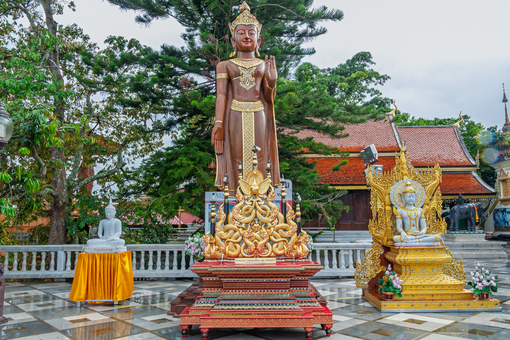 Bouddha debout en bois Bouddha debout en bois au Wat Phra That Doi Suthep à Chiang Mai