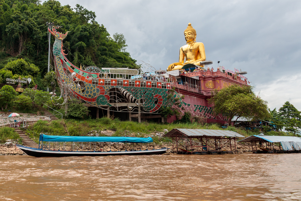 Bouddha sur les rives du Mekong Statue de Bouddha sur un bateau le long du Mékong à Chiang Saen