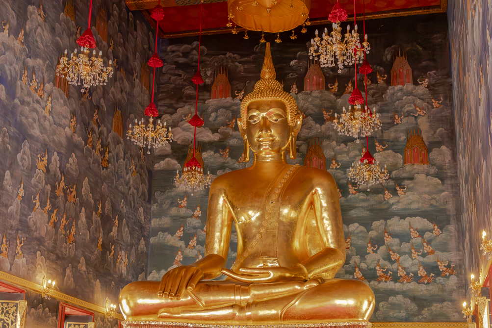 Bouddha effectuant la mudrā Bouddha du Wat Devaraj Kunchon