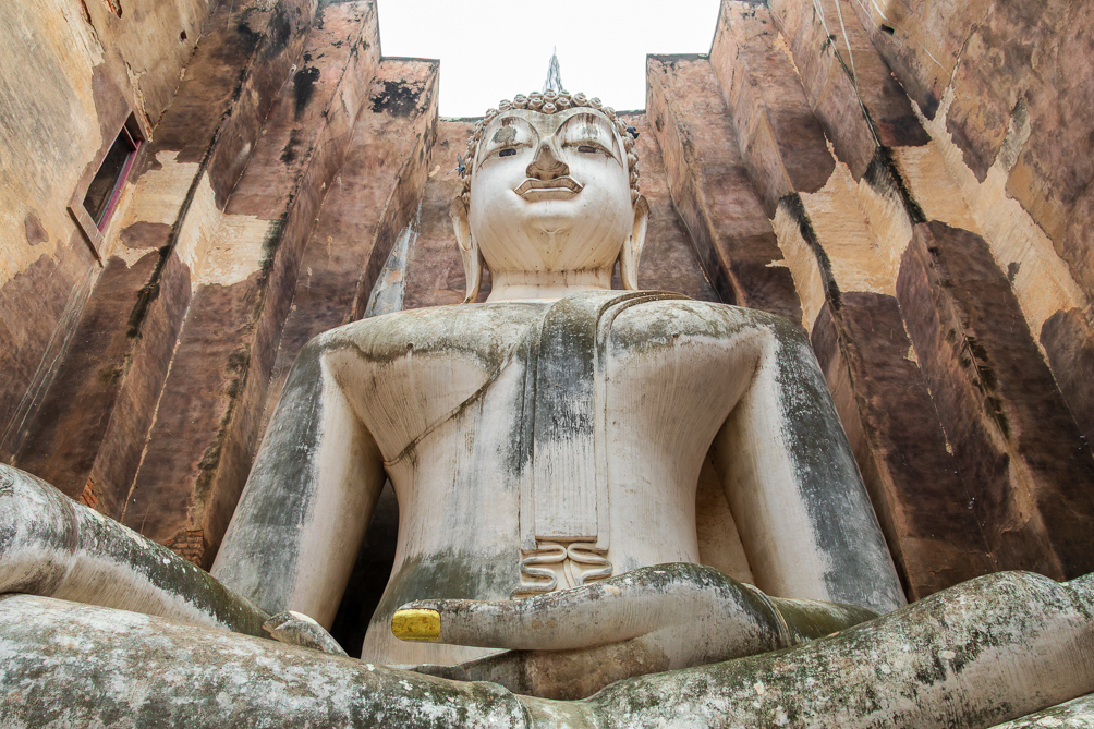 Le Bouddha Phra Achana Le Bouddha Phra Achana dans son temple, Wat Si Chum, dans le parc historique Sukhothai