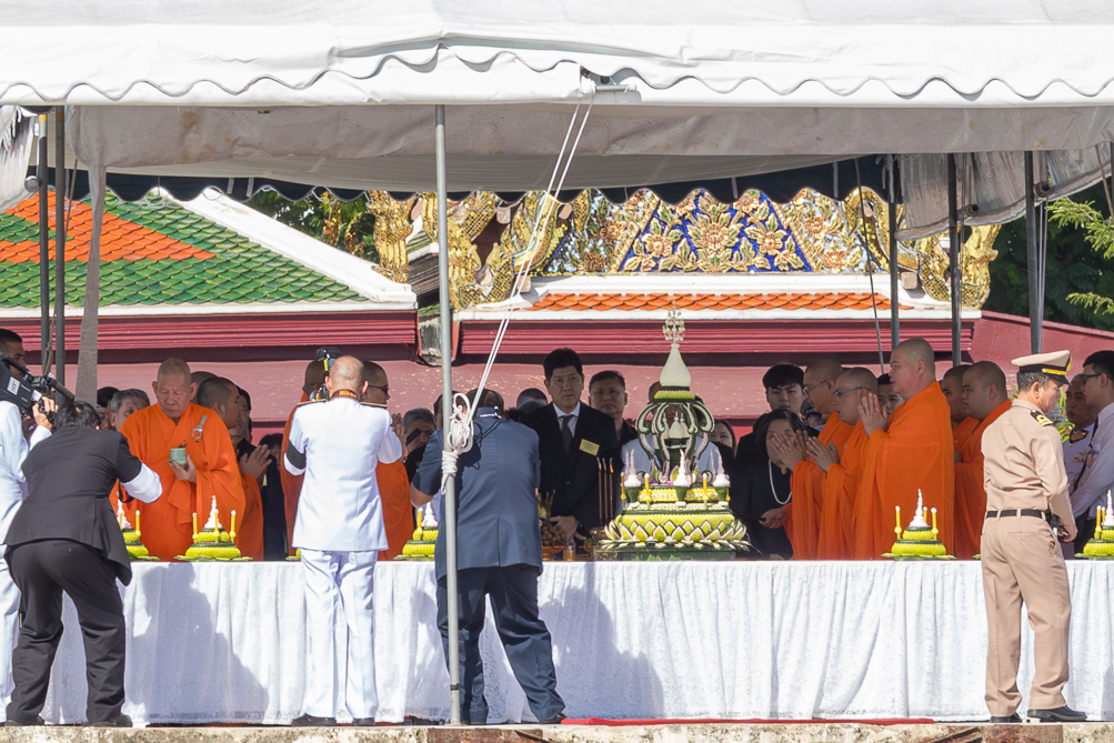Cérémonie religieuse Cérémonie religieuse au bord du fleuve à Bangkok