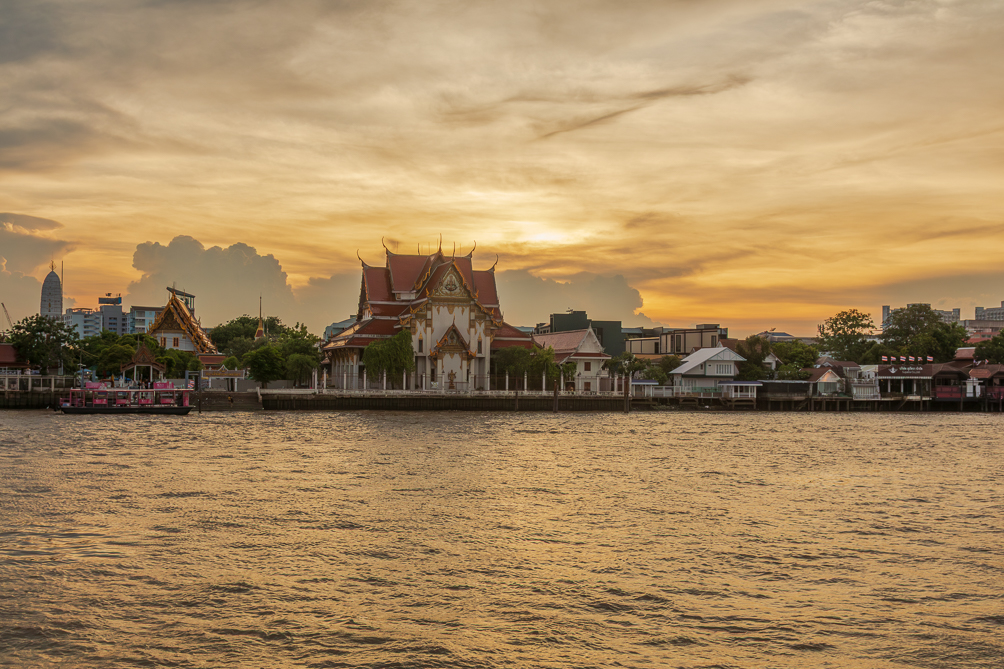 Soleil couchant sur le Wat Pho Couché se soleil vu du fleuve Chao Phraya à Bangkok
