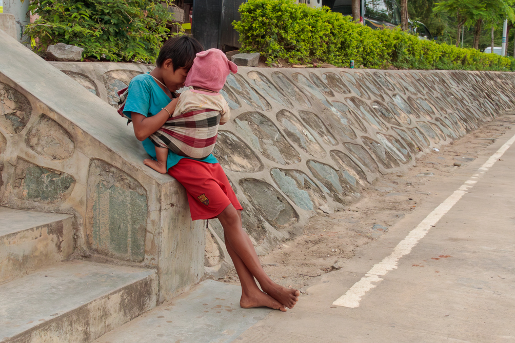 Enfants au Laos Enfant sur les rives du Mékong au Laos