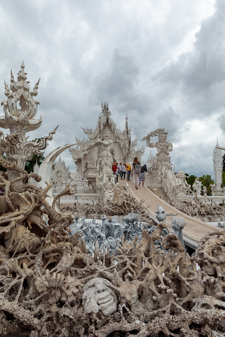 Les mains sorties de l’enfer Les mains sorties de l’enfer du temple blanc de Chiang Rai