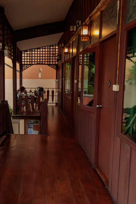 Coursive d'une maison de Chiang Mai Coursive d'une maison traditionelle de Chiang Mai