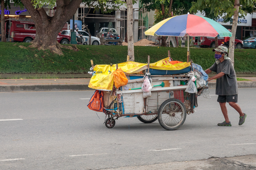 Marchand ambulant à Chiang Mai Marchand ambulant dans les rues de Chiang Mai