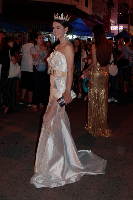 Miss ladyboy Miss ladyboy 2017 dans les rues Chiang Mai