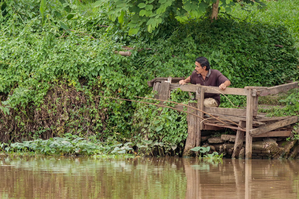 Pêcheur à Chiang Mai Pêcheur sur les rives de la rivière Ping à Chiang Mai