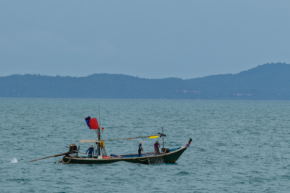 Pêcheurs en mer de Thaïlande Bateau de pêche traditionnel en bois dans la Mer de Thaïlande