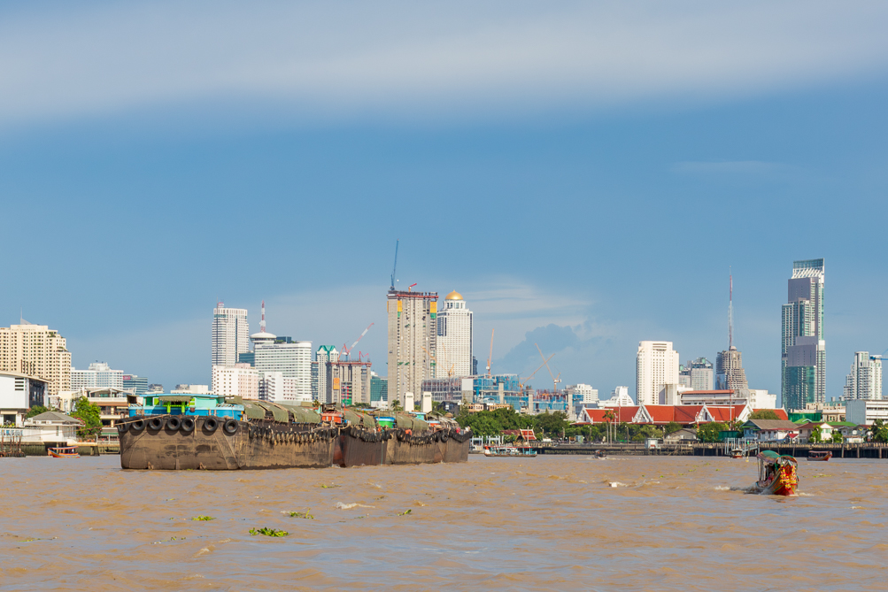 Peniche sur le Chao Phraya Peniche sur le fleuve Chao Phraya à Bangkok