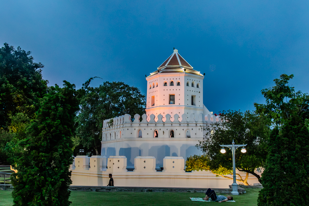 Le Phra Sumen Fort Le Phra Sumen Fort au crépuscule, parc de Santi Chai Prakan à Bangkok