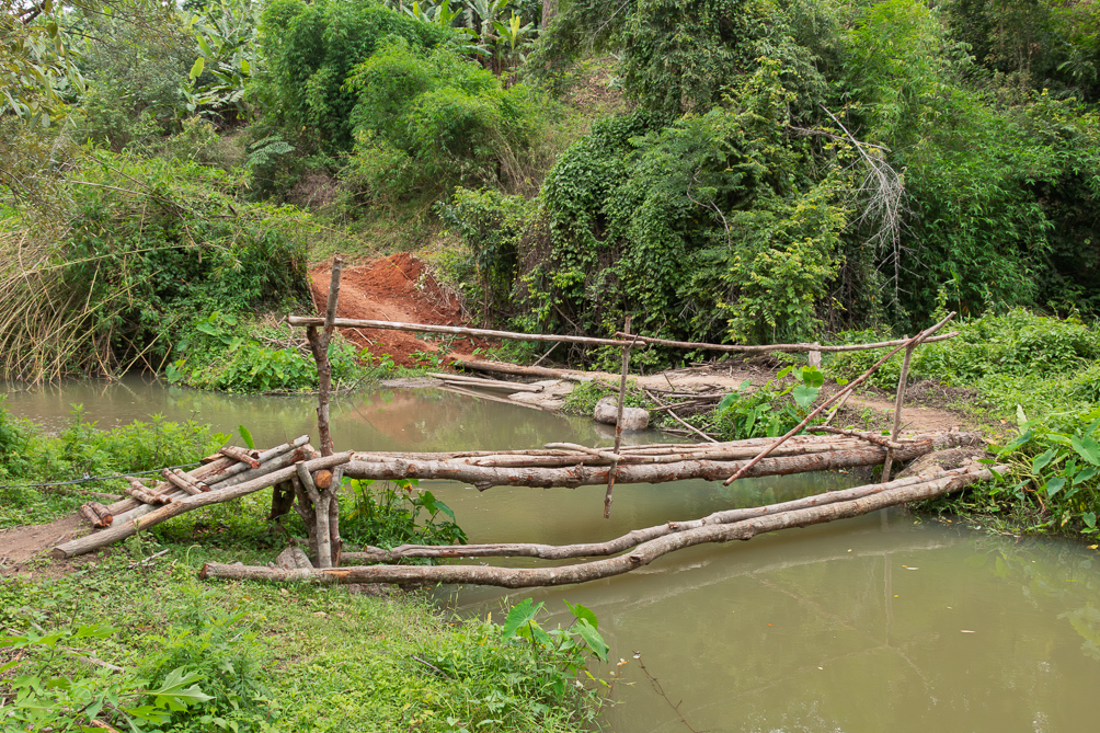 Pont en bois Pont rudimentaire en bois dans le nord de la Thaïlande